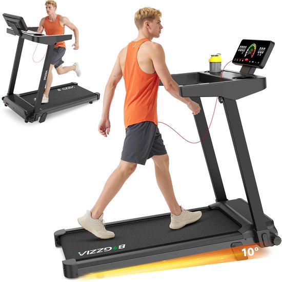 Man met oranje tanktop en grijze shorts loopt op een zwarte loopband met een digitaal display.