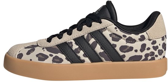 Een beige Adidas sneaker met zwart luipaardprint, zwarte strepen en een bruine zool.