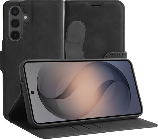 Zwarte Cazy bookcase voor Samsung S26, met open klap en telefoon rechtop