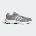 Grijze Adidas sneaker met witte veters, lichtgrijze strepen en witte zolen.