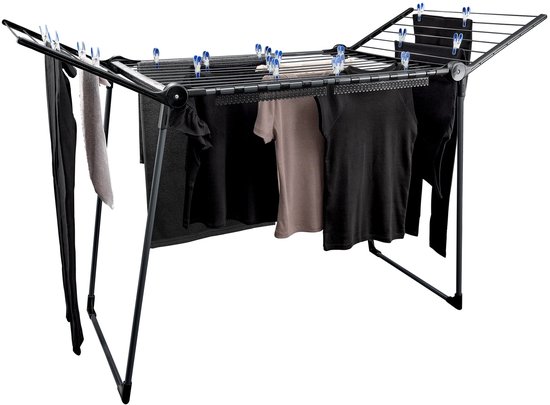 Antraciet droogrek met zwarte kleding: broek, sokken, shirts, een beige top en handdoeken.
