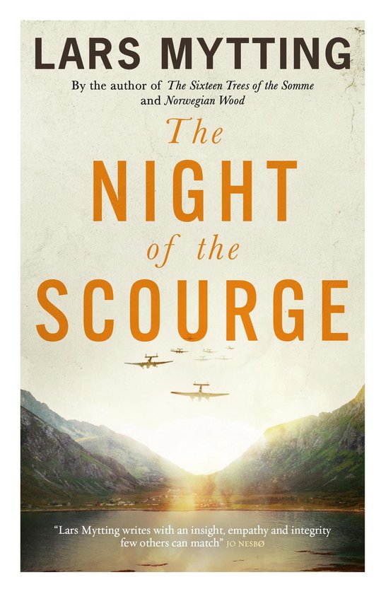 Boekomslag 'The Night of the Scourge' van Lars Mytting, met vliegtuigen en bergen bij zonsondergang.