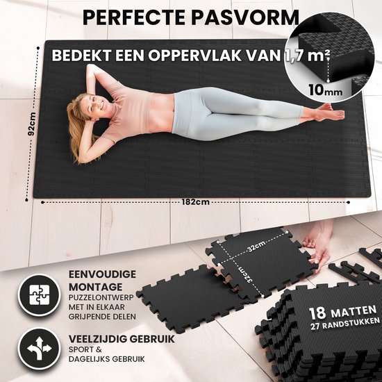 Vrouw op de grond op een zwarte insteekmat, met afmetingen 182cm x 92cm.