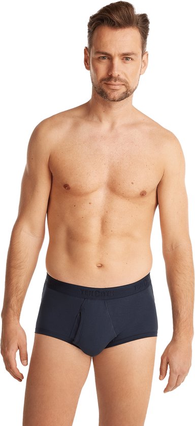Man, staand, met donkerblauwe slip, zwarte tailleband met logo.