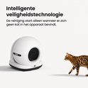 Bengalese kat loopt weg van de witte Zedar kattenbak, die intelligent is ontworpen om te reinigen wanneer de kat niet aanwezig is.