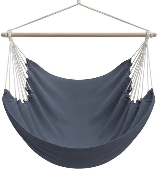 Donkerblauwe hangmatstoel met houten spreidstok en beige touwen, geïsoleerd op witte achtergrond.