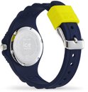 Achterkant donkerblauw horloge met zilverkleurige gesp en gele bandhouder.