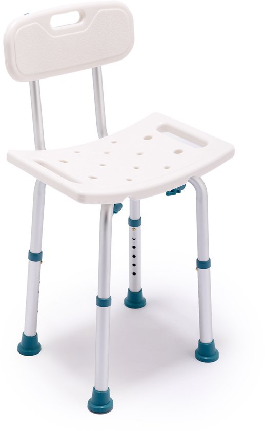 Chaise de douche blanche avec dossier et pieds argentés réglables avec capuchons verts.