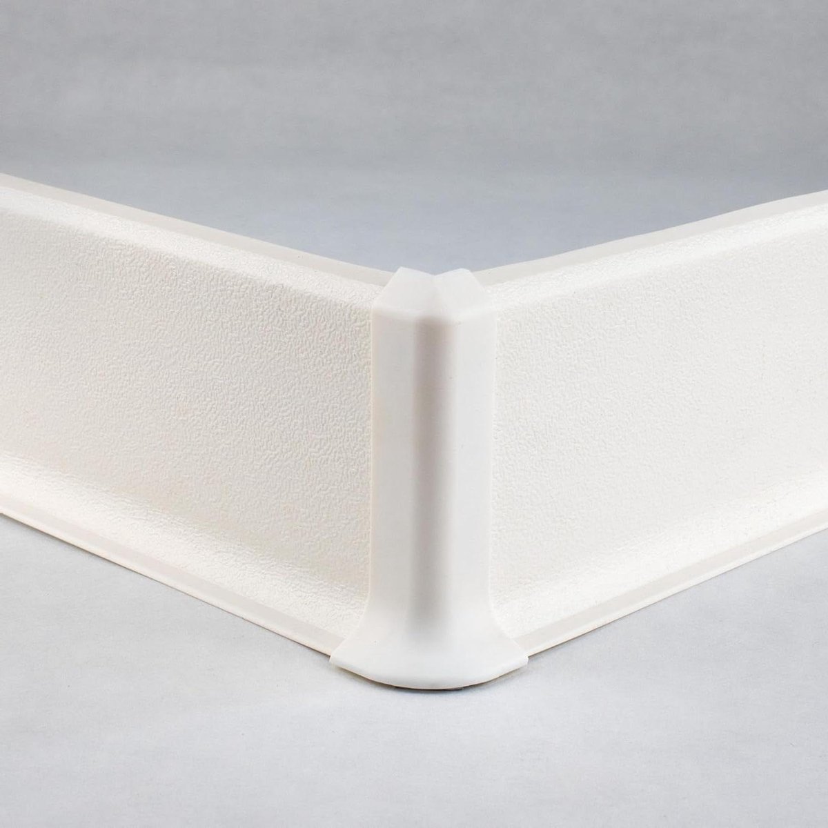 Buitenhoek Plint - PVC Hoek - Afwerking Vloer - Flexibele Lip - 60 x 2500 mm - Wit