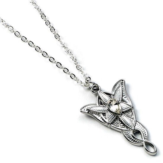Gros plan d'un pendentif Arwen Evenstar argenté orné d'un cristal, sur une fine chaîne argentée.