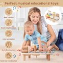 Een moeder en kind spelen met een houten muziekinstrumentenset, met iconen voor beat training, muziekverlichting en kleurperceptie.
