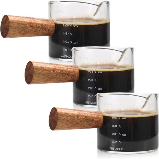 Drie glazen espressokopjes met houten handvatten, elk gevuld met koffie.