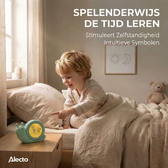 Kind wijst naar mintgroene slak slaaptrainer op nachtkastje. Tijd leren met "9:12" op display.