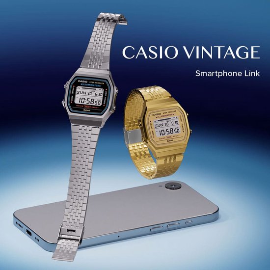 Zilverkleurig en goudkleurig Casio Vintage horloge met smartphone link functie, naast een smartphone op een donkerblauwe achtergrond.