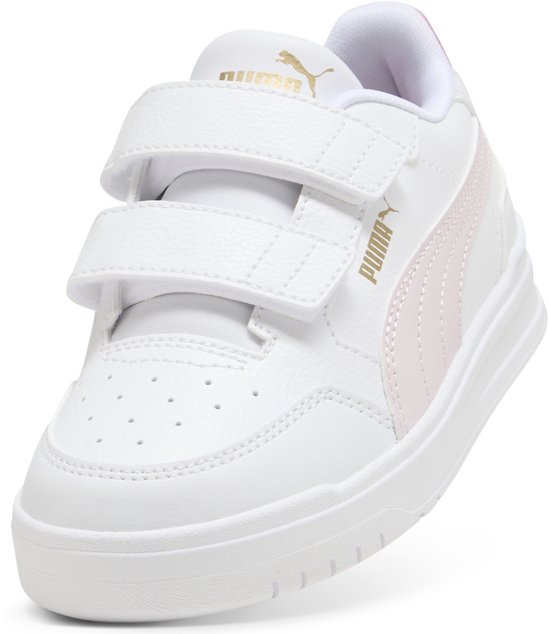 Gedetailleerde voorkant van witte Puma sneakers met roze strepen, gouden logo en dubbele klittenband.