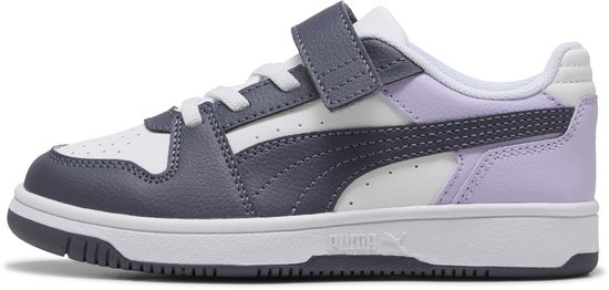 PUMA Rebound Slam Lo sneaker van opzij, in wit, donkergrijs en lavendel met klittenband en Puma-logo op de zool.