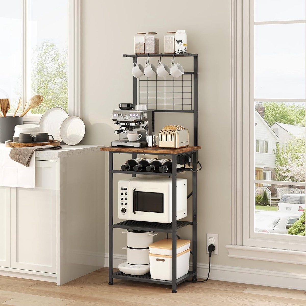 Keukenrek met Stopcontact – Multifunctionele Keukenkast / Coffee Bar – 4-Laags Opbergrek met Haken & Flessenhouder – Stevig Metaal & Hout – Magnetronrek Keuken Organizer Vintage Bruin Zwart