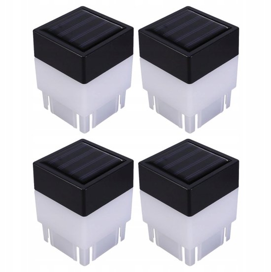 Quatre lampadaires solaires carrés blancs avec dessus noirs dotés de panneaux solaires sur fond blanc.