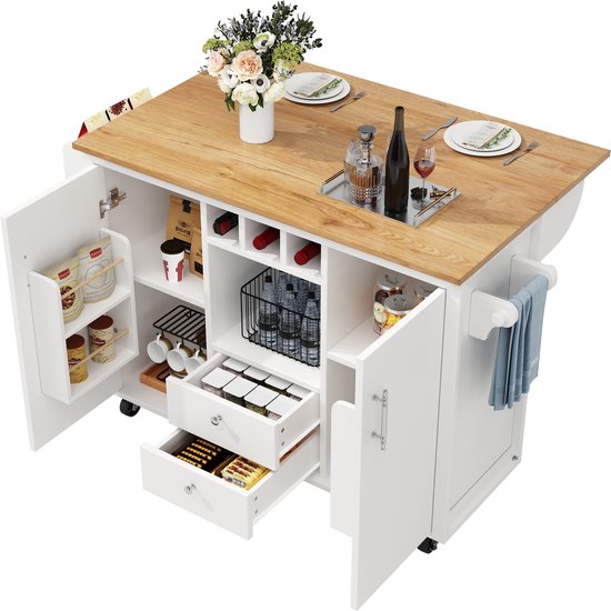 Witte keukenkast met houten bovenblad, open deuren met opbergruimte en etenswaren.