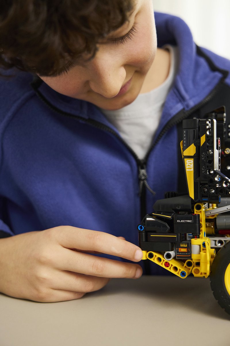 LEGO Technic Volvo L120 Electric Wiellader Speelgoed Set - 42209 — afbeelding 15