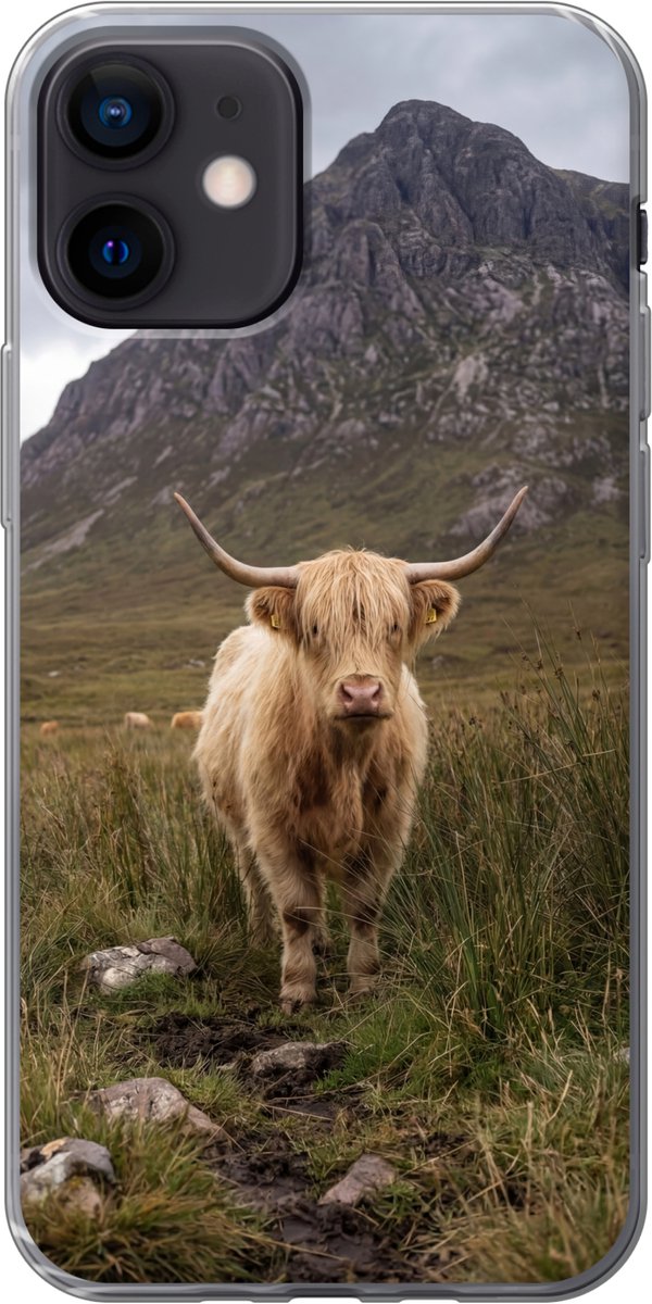 Telefoonhoesje Geschikt voor iPhone 12 mini hoesje - Schotse hooglander - Bergen - Grasveld - Siliconen Telefoonhoesje Telefoonhoesje