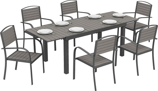 Grijze tuintafel met acht stoelen, gedekt met witte borden, geïsoleerd op witte achtergrond.