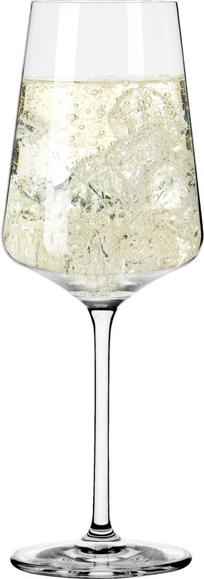 Kristallen wijnglas gevuld met bruisende drank en ijs, op een witte achtergrond.