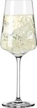 Kristallen wijnglas gevuld met bruisende drank en ijs, op een witte achtergrond.