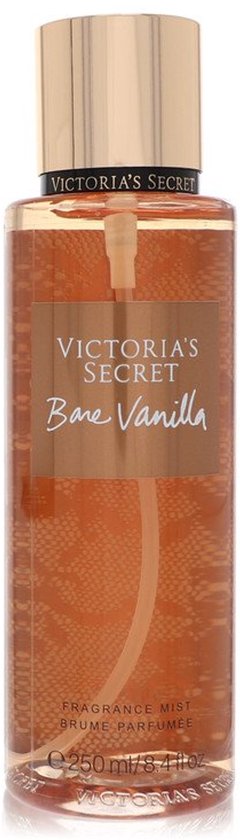 Victoria's Secret Bare Vanilla body mist in een doorzichtige fles met gouden dop. Textuurprint op de fles.