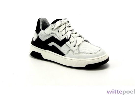 Sneaker en cuir blanc avec accents noirs en zigzag, lacets et semelle blanche.