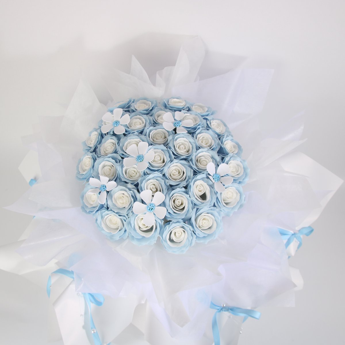 La Roselle Amsterdam Luxe Kerst Kunstrozen boeket Blauw Wit met strikjes kunst rozen - Winter bloemen - feestdagen Ivoorwit en ijsblauw