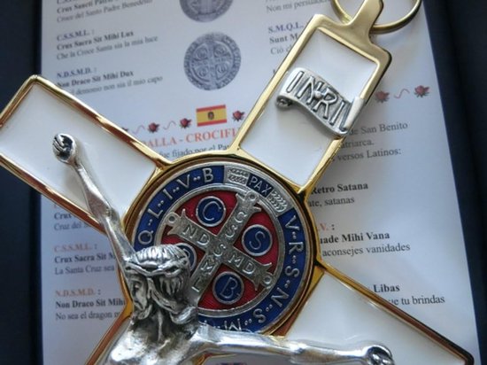 Witte Sint Benedictus Kruis - Exorcisme Kruis Muurdecoratie - Religieuze Decoratie - Handgeëmailleerd Medaillon - 20 cm - Wit Goud — afbeelding 2