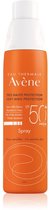 Avène Eau Thermale Très Haute Protection zonnebrandspray, SPF 50+. Oranje fles met witte dop en dispenser.