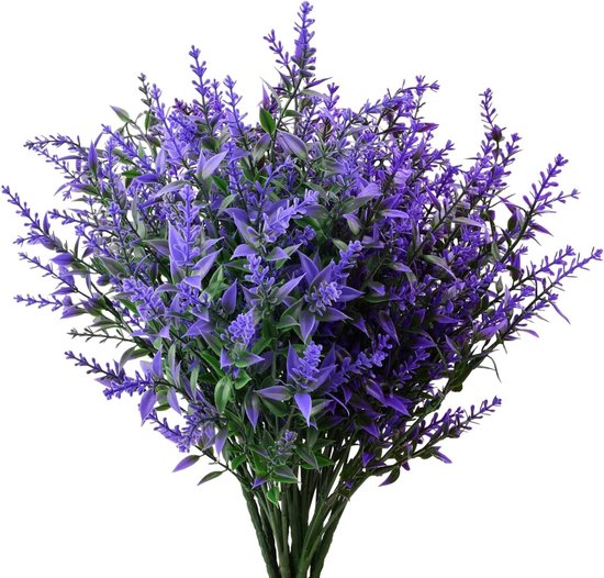 Boeket kunstlavendel met paarse bloemen en groene bladeren, geïsoleerd op een witte achtergrond.