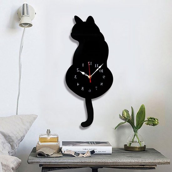Zwarte kattenwandklok met een gebogen staart, die tot 12 uur aangeeft.