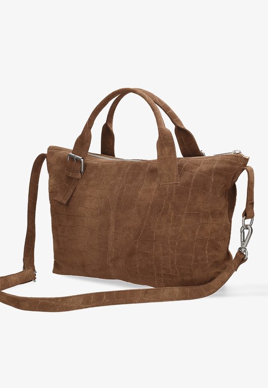 Bruine suède tas met krokodillenprint, met korte handvatten en lange schouderband, op grijze achtergrond.