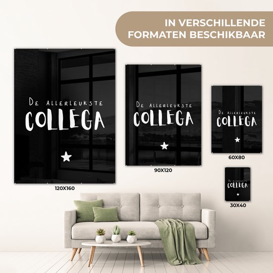 ® Glasschilderij 90x120 cm - Schilderij acrylglas - Spreuken - De allerleukste collega - Quotes - Collega - Foto op glas - Muurdecoratie woonkamer - Wanddecoratie slaapkamer - Schilderijen