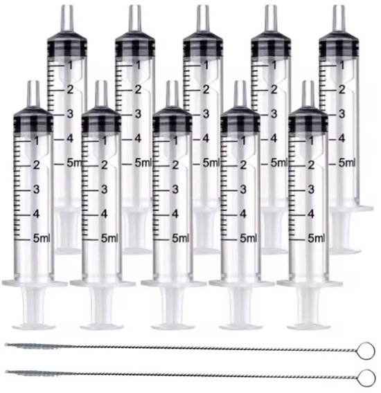 Tien spuiten van 5 ml met zwarte doppen en 2 schoonmaakborsteltjes.