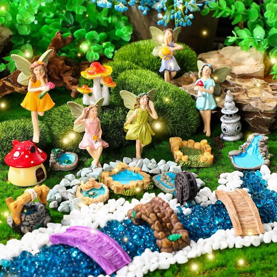 Een gedetailleerde weergave van een miniatuur sprookjestuin met feeën, paddenstoelen, vijvers, een molen en een brug.