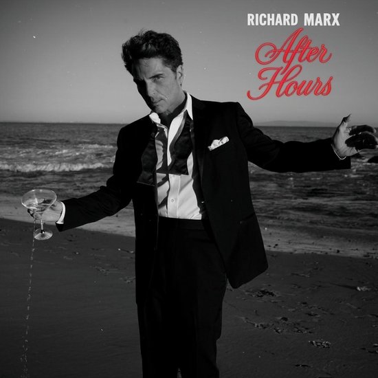 Richard Marx met het album "After Hours" op het strand, hij draagt een smoking en houdt een cocktailglas vast.
