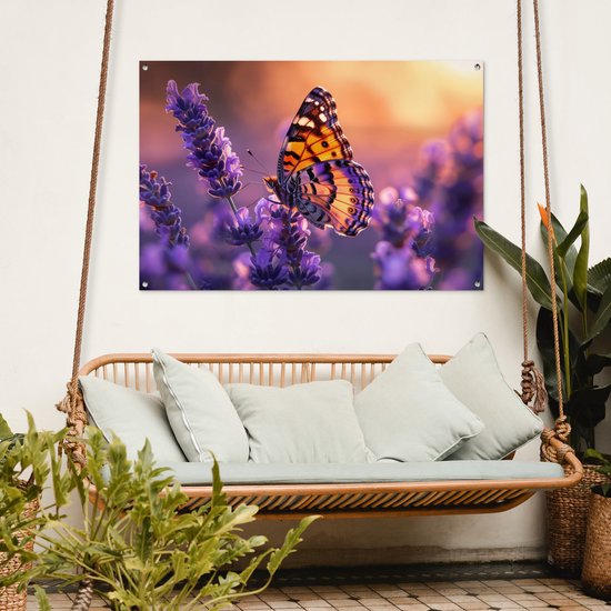 Een vlinder met oranje, zwart en paarse vleugels zit op paarse lavendel, opgehangen boven een rieten schommelbank.