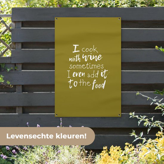 Tuinposter 80x120 cm - Tuindecoratie Wijn quote "I cook with wine sometimes I even add it to the food" met groene achtergrond - Poster voor in de tuin - Buiten decoratie - Schutting tuinschilderij - Tuindoek muurdecoratie - Wanddecoratie balkondoek