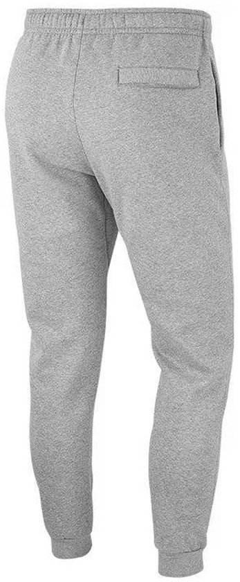 Achterkant van een grijze joggingbroek met een zak op de rechterbil.
