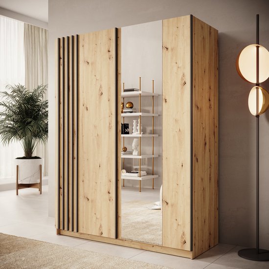 Kledingkast met spiegeldeur en deur met latten, eikenpatroon, in woonkamer met plant.