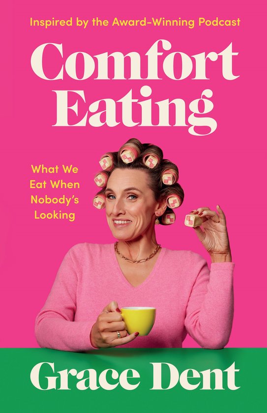 Vrouw met blonde rollers in haar, roze trui en gele mok, met de tekst 'Comfort Eating'.