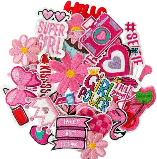 Collectie roze patches met 'SUPER GIRL', 'GIRL POWER', hartjes, bloemen, strikken en camera's.