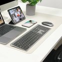 Een bureau met Macally draadloos toetsenbord, muis, MacBook, iPad en telefoon.