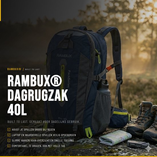 Donkerblauwe Rambux 40L rugzak in een natuurlijke setting, met wandeluitrusting. Geschikt voor dagelijks gebruik.