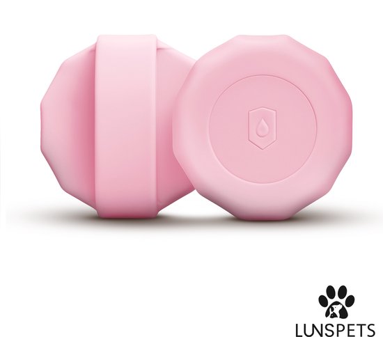 Twee roze tag houders, op een witte achtergrond, met de branding 'LUNSPETS'.