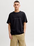 Zwarte t-shirt met korte mouwen en ronde hals. Tekst "JACK & JONES" op de borst. Gedragen door een Aziatische man met een bruine short.